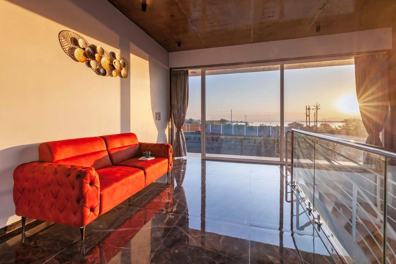 Stayvista's Bellisimo Panorama: Lakeside Retreat with Infinity Pool Nashik Exterior photo